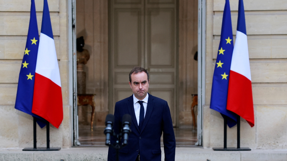 Macron evita le dimissioni con un nuovo governo socialista, attesa per l'annuncio di Lecornu
