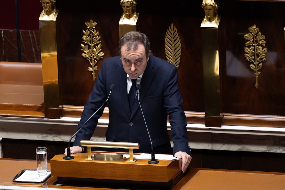 Macron propone di sospendere la riforma delle pensioni per rassicurare i partner politici