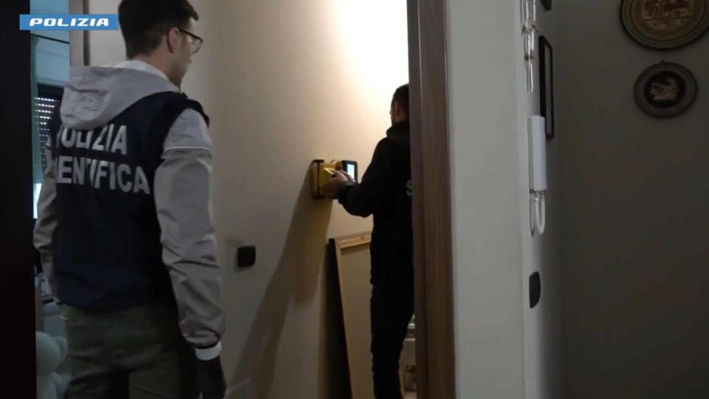 Madre arrestata per l'omicidio di due gemelli, scoperti in un armadio a Reggio Calabria