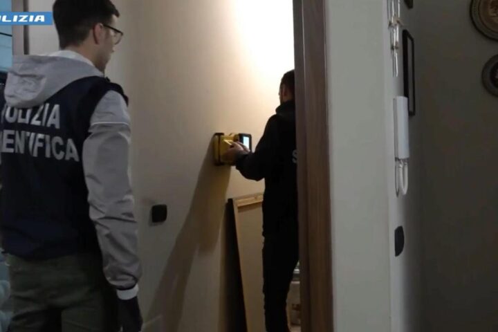 Madre arrestata per l'omicidio di due gemelli, scoperti in un armadio a Reggio Calabria