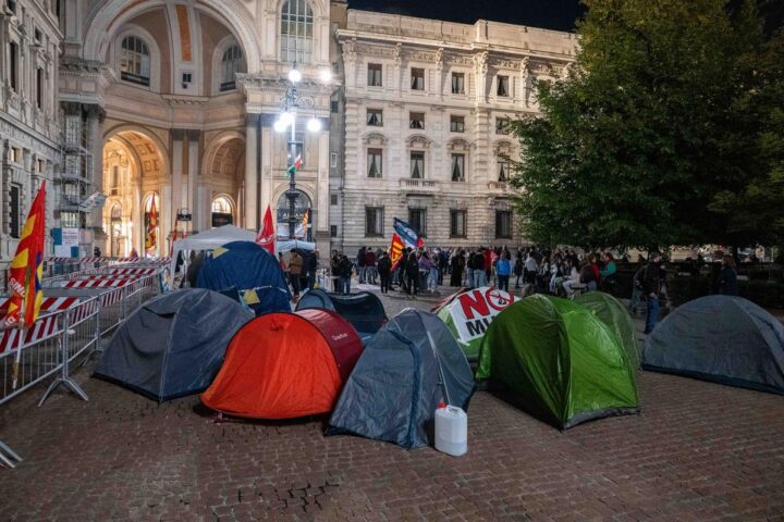 Manifestazione a Milano per la Flotilla, proiettato 'Free Gaza' su Palazzo Pirelli