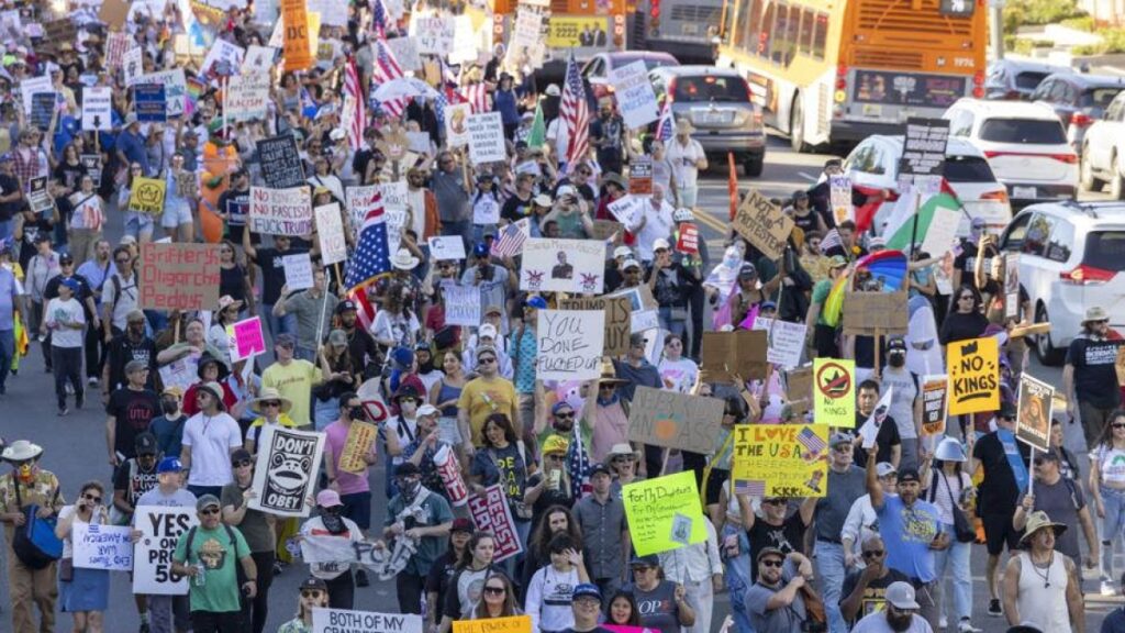 Manifestazioni "No Kings" contro Trump: 7 milioni di partecipanti in tutto gli Stati Uniti
