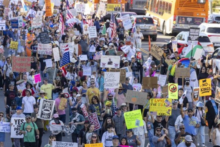 Manifestazioni "No Kings" contro Trump: 7 milioni di partecipanti in tutto gli Stati Uniti