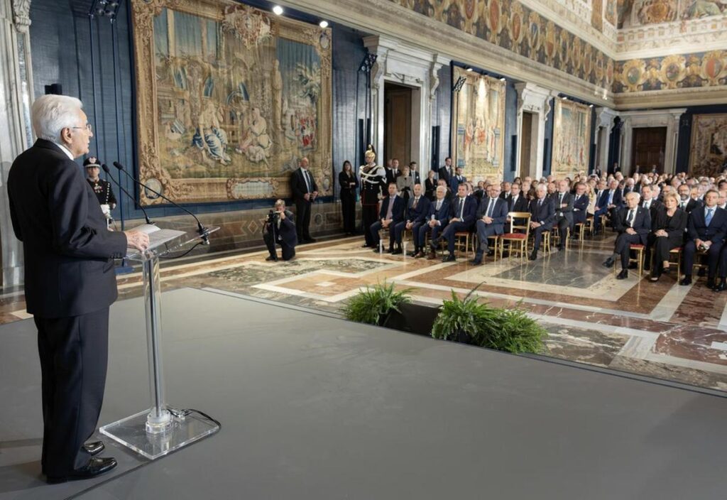 Mattarella denuncia: "Salari reali bassi mentre manager hanno compensi eccessivi"