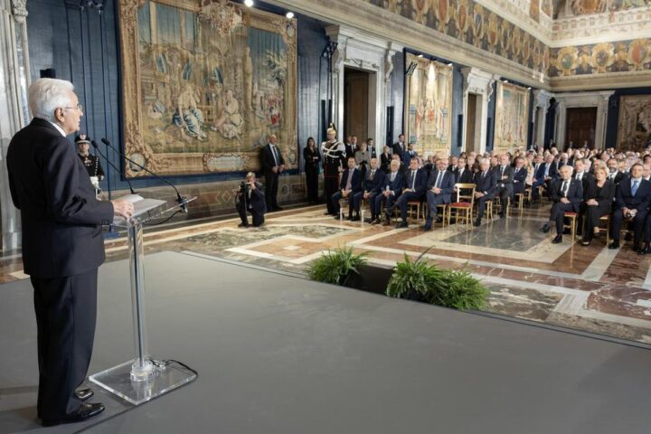 Mattarella denuncia: "Salari reali bassi mentre manager hanno compensi eccessivi"