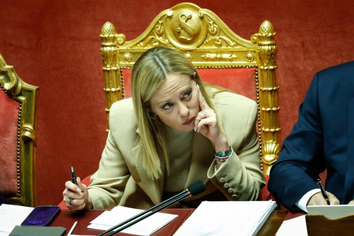 Meloni critica l'opposizione: "Peggio dei terroristi" prima del vertice Ue