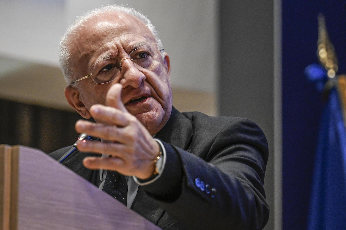 Migranti da sinistra a destra: consiglieri de luca aderiscono a Forza Italia prima delle regionali in Campania