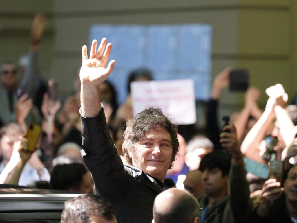 Milei, dalla grandezza al caos finanziario con l'appoggio di Trump e l'ombra della Cina