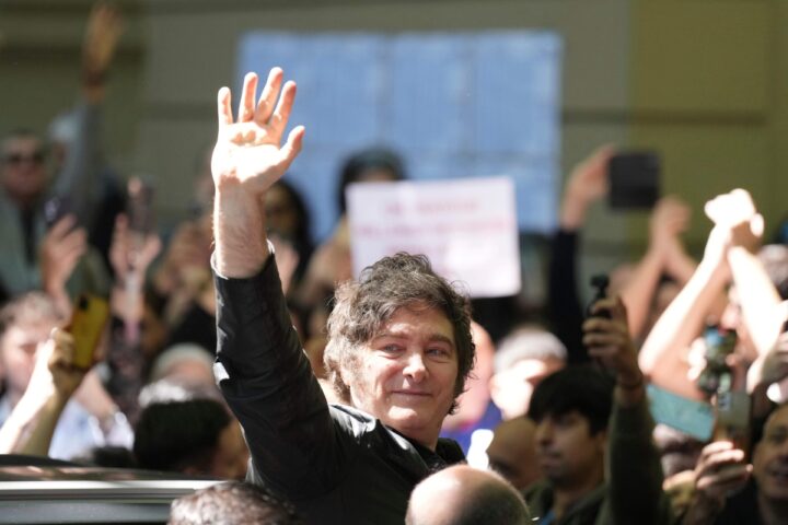 Milei, dalla grandezza al caos finanziario con l'appoggio di Trump e l'ombra della Cina