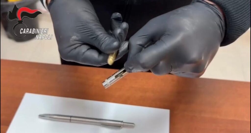 Mini-arsenale e penne-pistola trovati in blitz antidroga a Napoli
