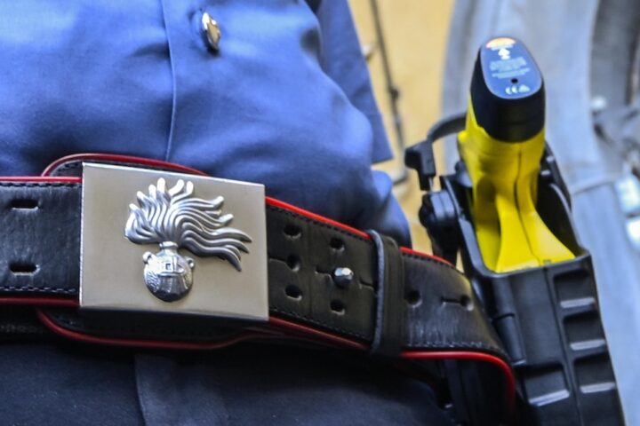 Muore a Napoli un uomo colpito con un taser dai carabinieri durante il trasporto in ospedale