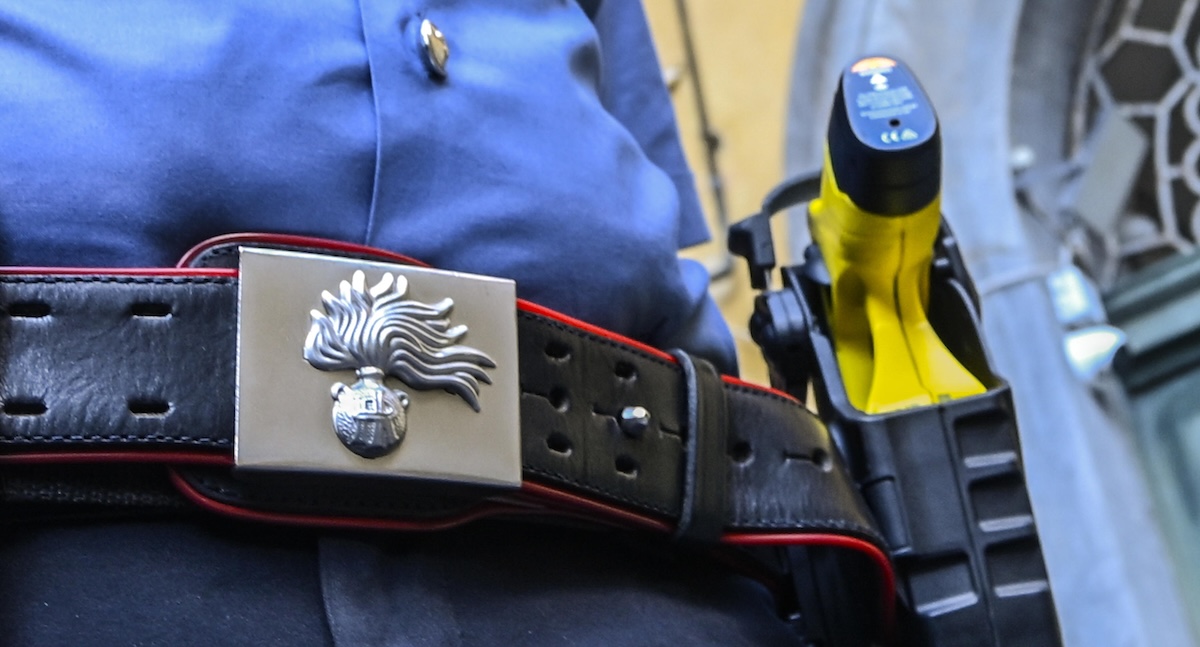 Muore a Napoli un uomo colpito con un taser dai carabinieri durante il trasporto in ospedale
