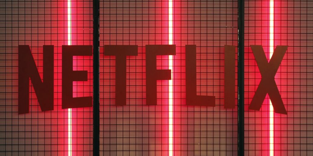 Netflix trasmetterà dal 2026 le versioni video di 16 podcast di Spotify
