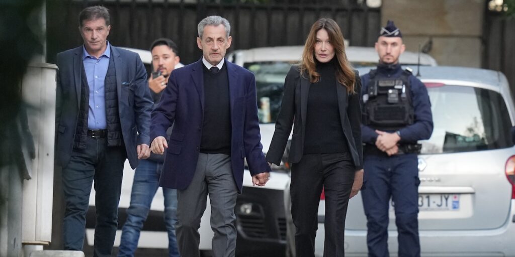 Nicolas Sarkozy in carcere scortato da due agenti per motivi di sicurezza