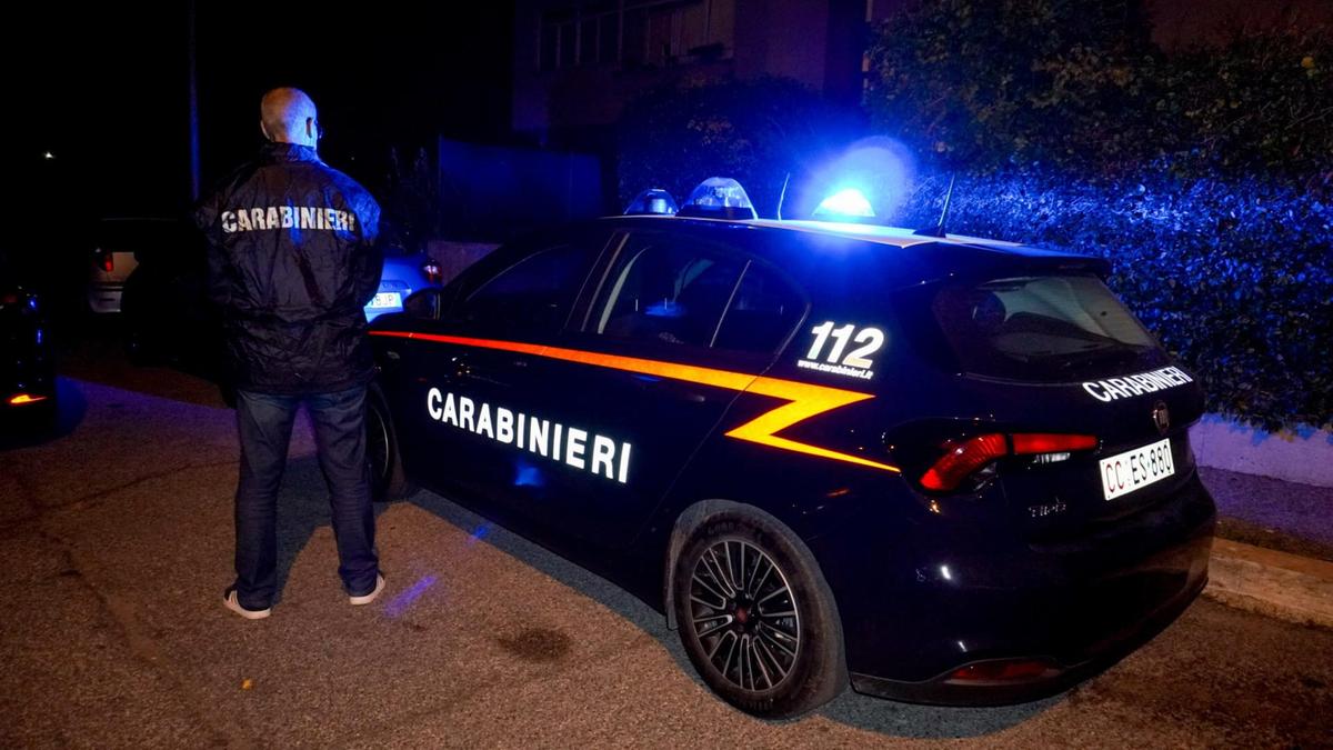 Novara, giovane accoltella il padre nel sonno e tenta la fuga: arrestato dai carabinieri