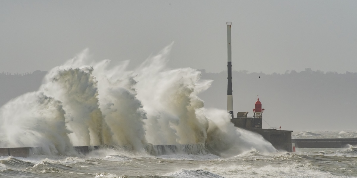 Oltre 140mila abitazioni senza energia elettrica in Francia a causa di una tempesta violenta