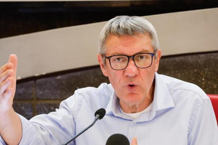 Polemica tra Landini e Meloni: il segretario Cgil definisce la premier "cortigiana di Trump"