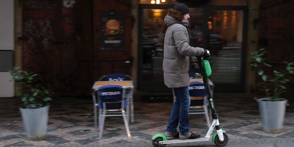 Praga vieta il noleggio di monopattini elettrici a partire da gennaio 2026