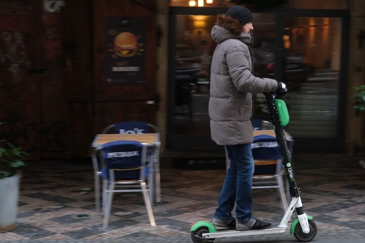 Praga vieta il noleggio di monopattini elettrici a partire da gennaio 2026