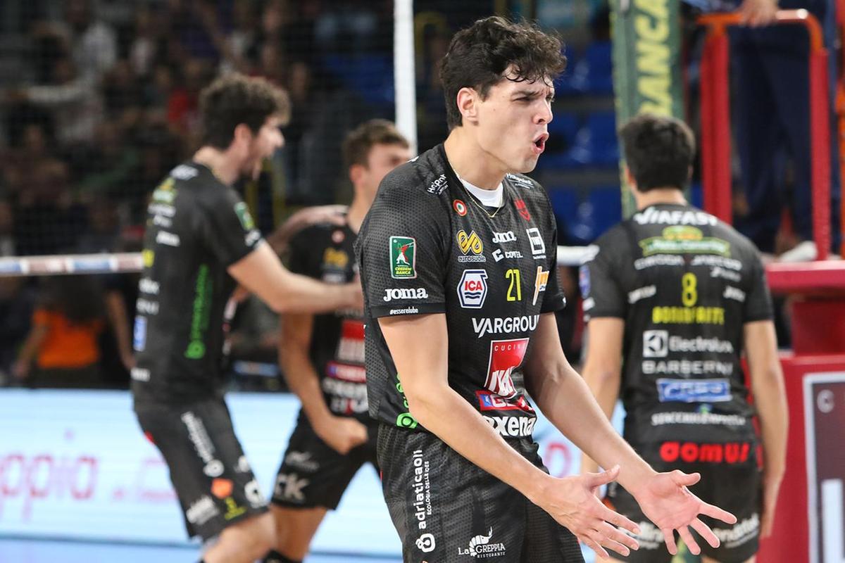 Prestazioni contrastanti dei giocatori italiani nel match di volley mondiale contro le Filippine