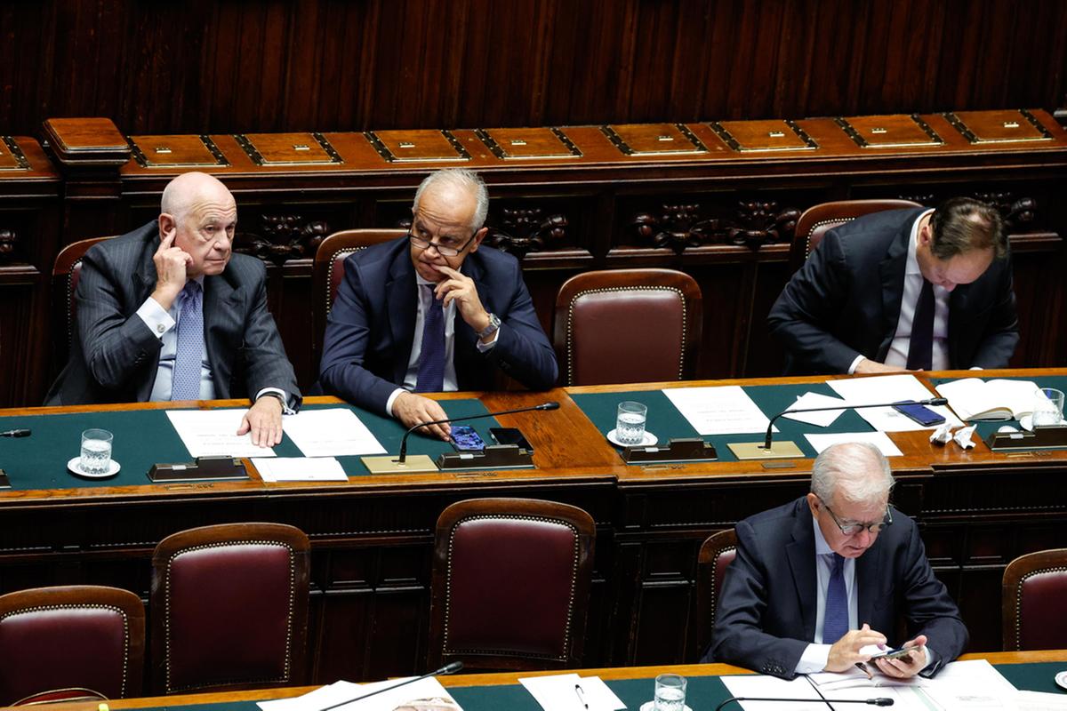 Procedimento fermo per i ministri Nordio e Piantedosi e il sottosegretario Mantovano