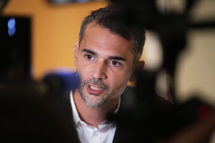 Processo a Parigi per cyberbullismo contro dieci accusati di diffondere la teoria cospirazionista su Brigitte Macron