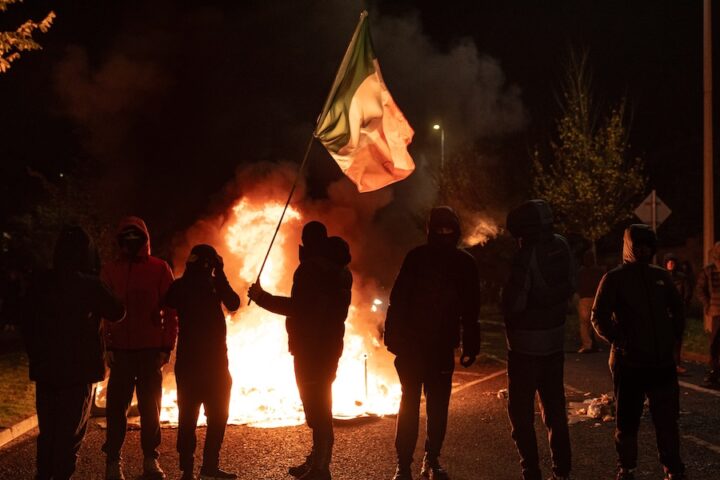 Proteste a Dublino contro un hotel per richiedenti asilo culminano in scontri e arresti