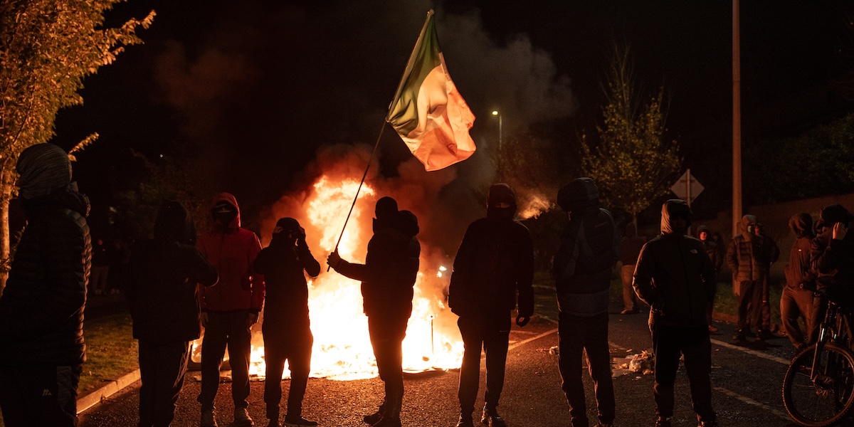 Proteste a Dublino contro un hotel per richiedenti asilo culminano in scontri e arresti