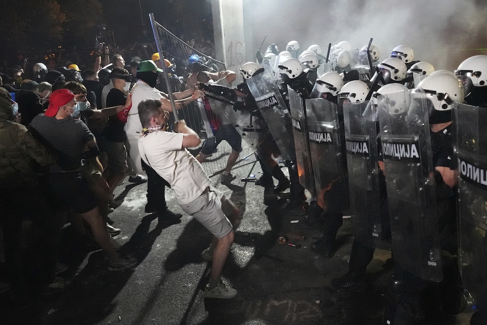 Proteste studentesche in Serbia continuano un anno dopo il crollo della stazione di Novi Sad