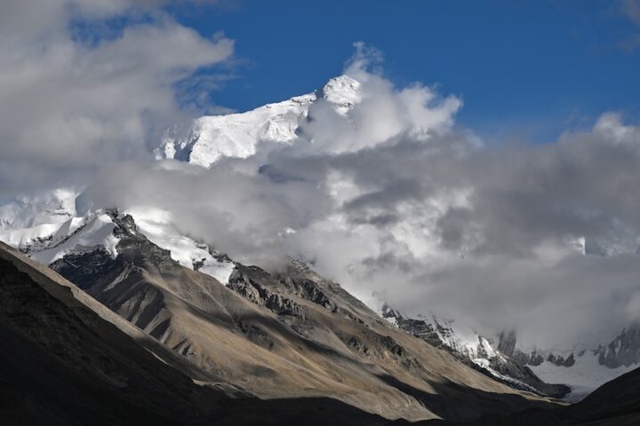 Quasi mille escursionisti bloccati da una bufera sul versante tibetano dell'Everest