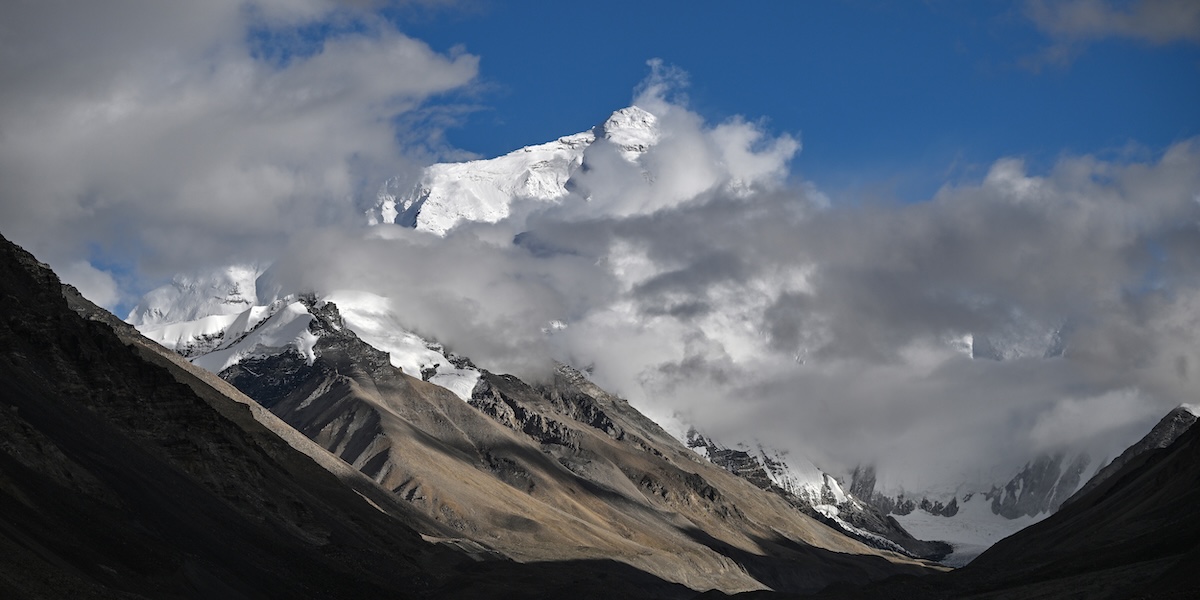 Quasi mille escursionisti bloccati da una bufera sul versante tibetano dell'Everest