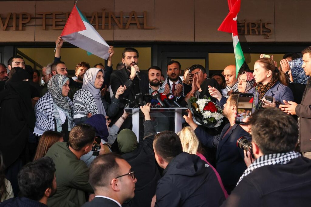 Quindici italiani della Global Sumud Flotilla ancora trattenuti in Israele, esposto alla Procura di Roma