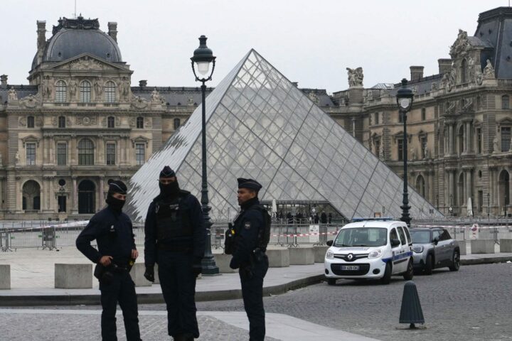 Rapina al Louvre: come i banditi hanno eluso la sicurezza e minacciato i guardiani