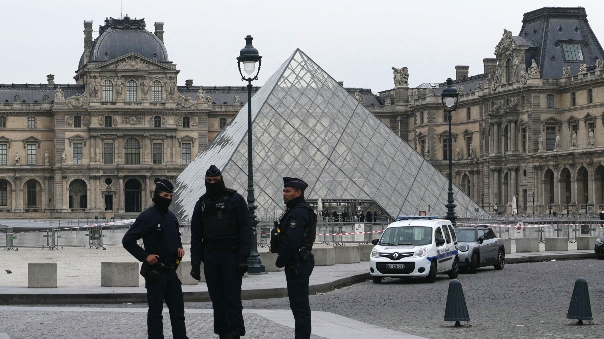 Rapina al Louvre: come i banditi hanno eluso la sicurezza e minacciato i guardiani