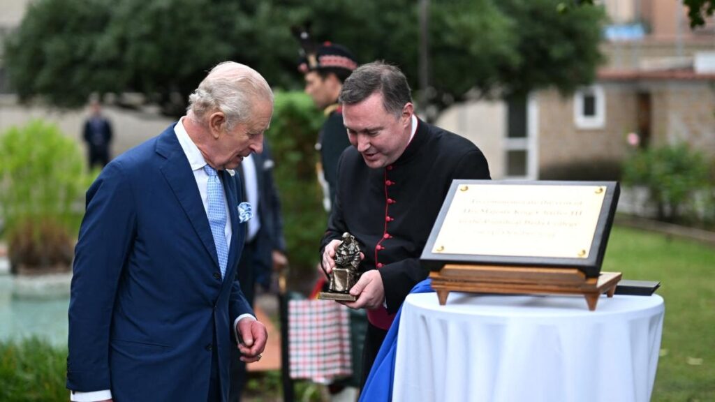 Re Carlo e la regina Camilla ricevono cardinali e nobiltà al Beda College di Roma