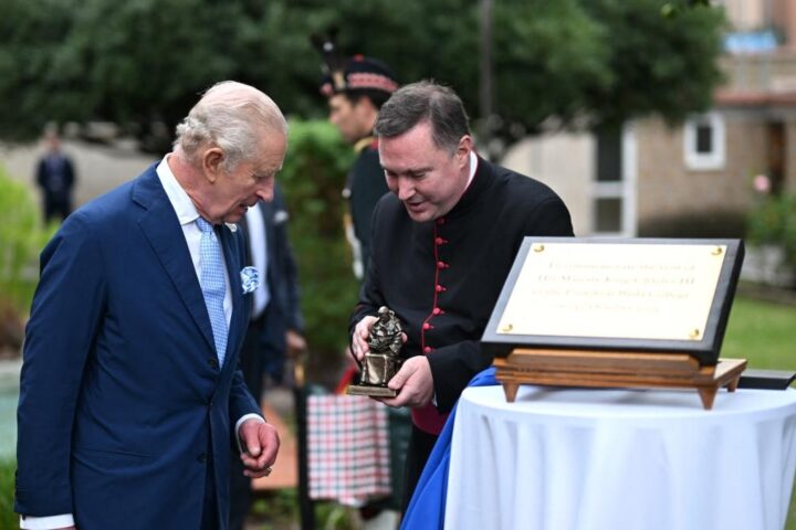 Re Carlo e la regina Camilla ricevono cardinali e nobiltà al Beda College di Roma