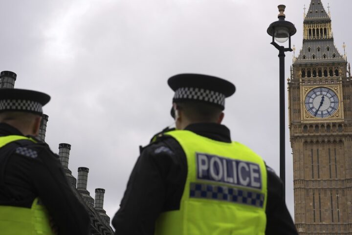 Rilasciato per errore nel Regno Unito, un migrante condannato per molestie ha scatenato proteste antimmigrazione