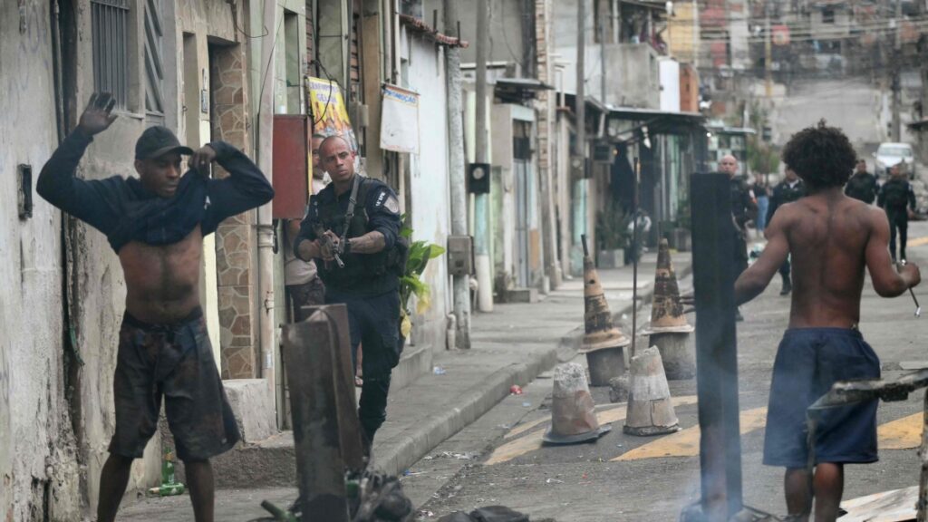 Rio de Janeiro, operazione della polizia contro i narcos: oltre 60 morti e 81 arresti