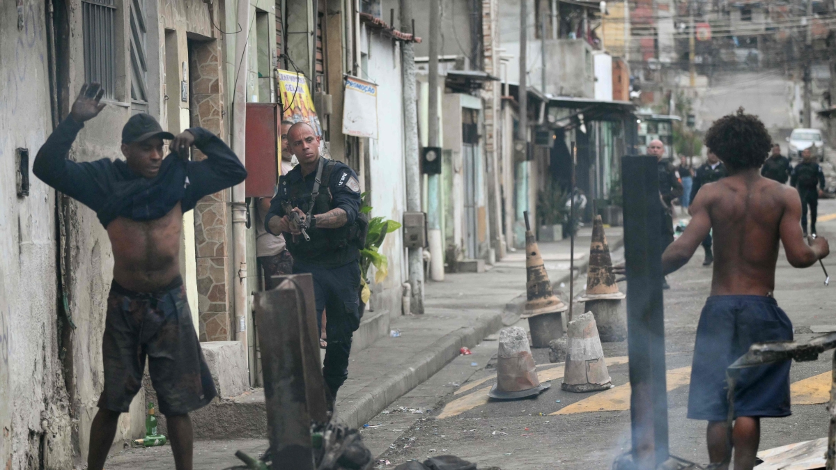 Rio de Janeiro, operazione della polizia contro i narcos: oltre 60 morti e 81 arresti