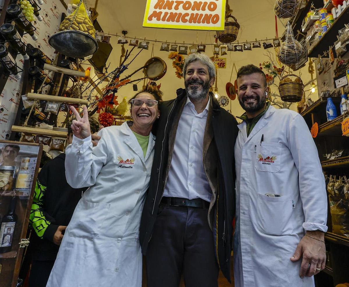 Salvini a Napoli lancia la sfida: "La sinistra è divisa, noi siamo uniti"