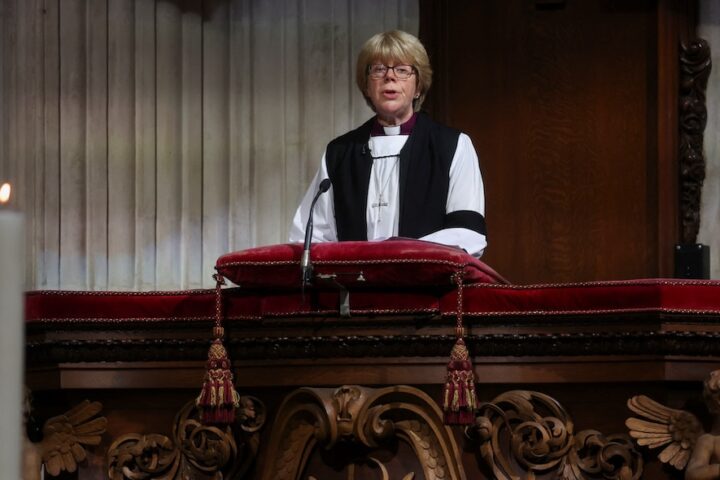 Sarah Mullally è la prima donna nominata arcivescova di Canterbury nella storia della Chiesa d'Inghilterra