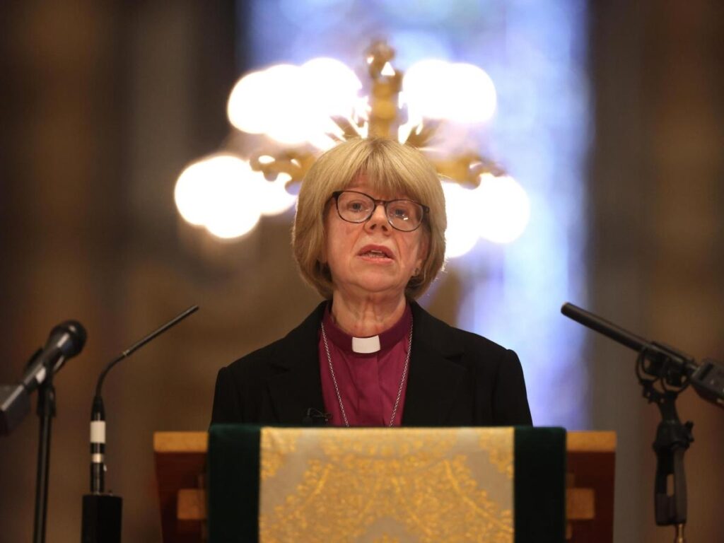 Sarah Mullally, prima donna arcivescovo di Canterbury dopo 500 anni di storia della Chiesa anglicana