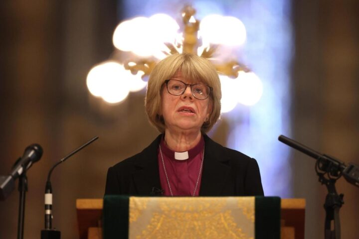Sarah Mullally, prima donna arcivescovo di Canterbury dopo 500 anni di storia della Chiesa anglicana