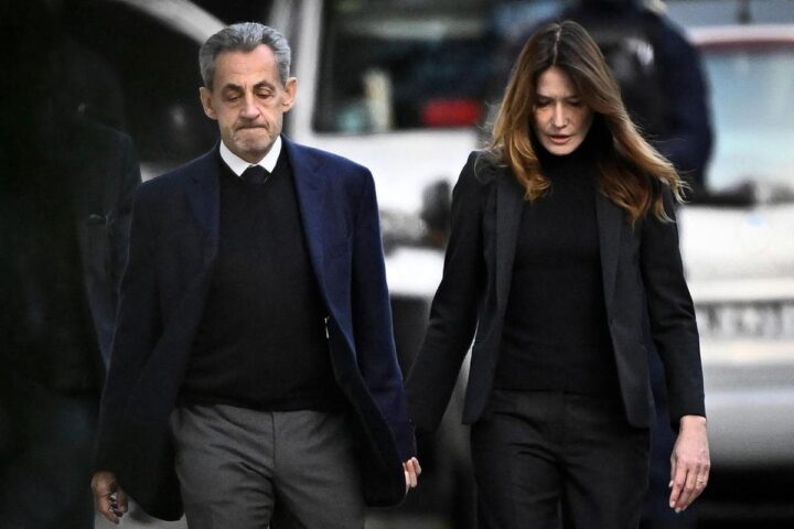 Sarkozy entra in carcere: la prima notte da ex presidente condannato