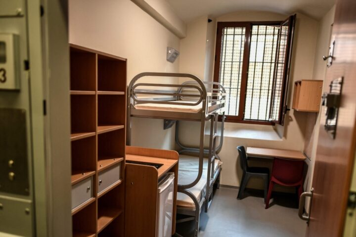 Sarkozy in isolamento: il suo primo giorno in carcere tra sport e scrittura