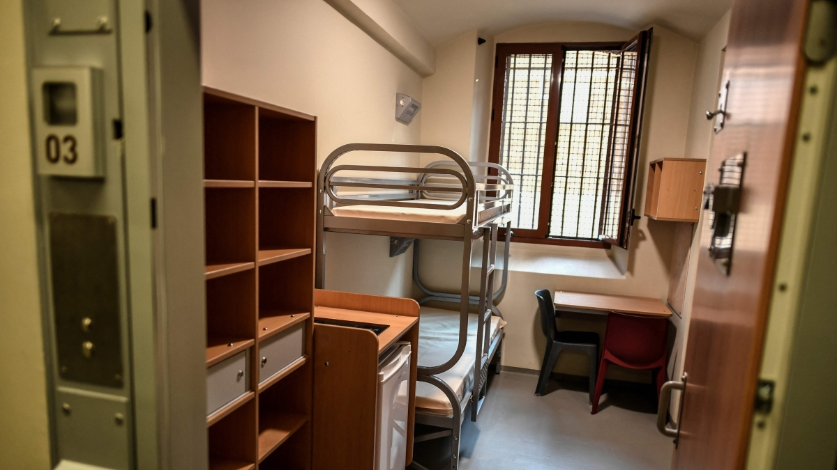 Sarkozy in isolamento: il suo primo giorno in carcere tra sport e scrittura