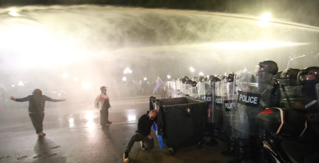 Scontri a Tbilisi tra polizia e manifestanti contro il partito filorusso Sogno Georgiano