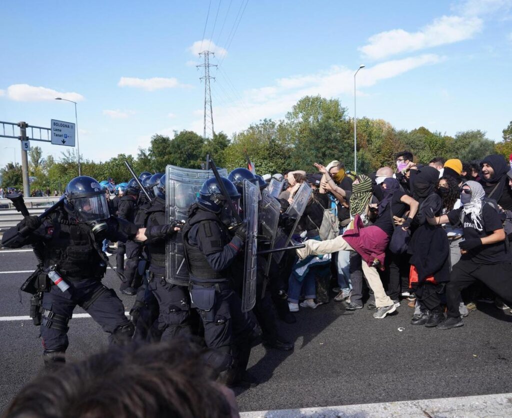 Scontri e lacrimogeni a Bologna durante la manifestazione per Gaza, l'A14 bloccata per ore