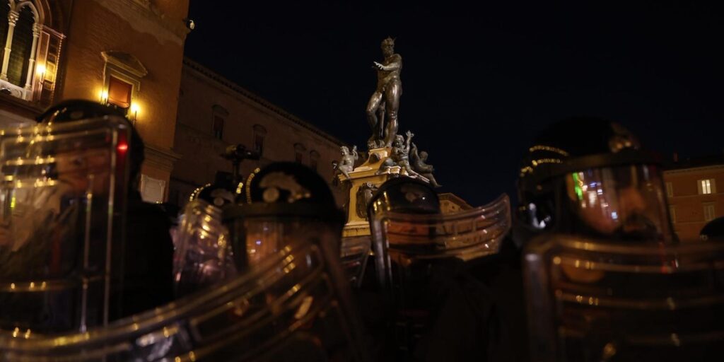 Scontri tra manifestanti e polizia a Bologna durante manifestazione non autorizzata del 7 ottobre