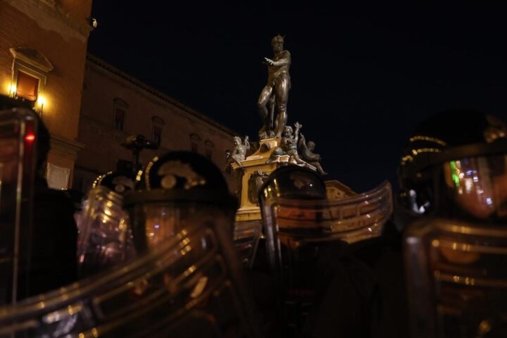 Scontri tra manifestanti e polizia a Bologna durante manifestazione non autorizzata del 7 ottobre
